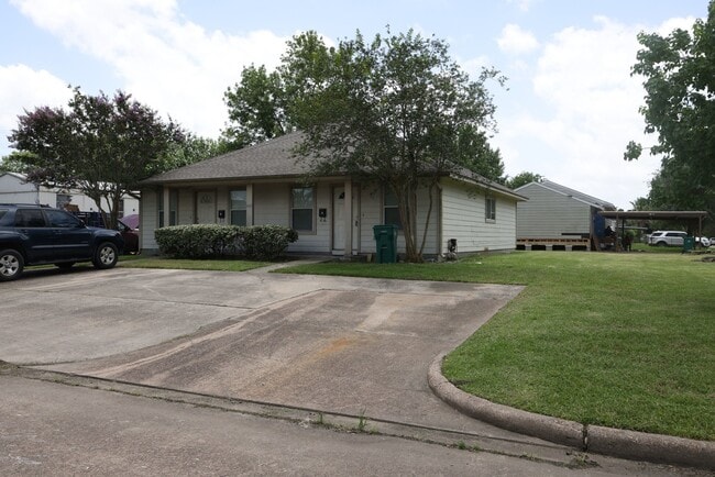 Building Photo - 402 Trichelle St