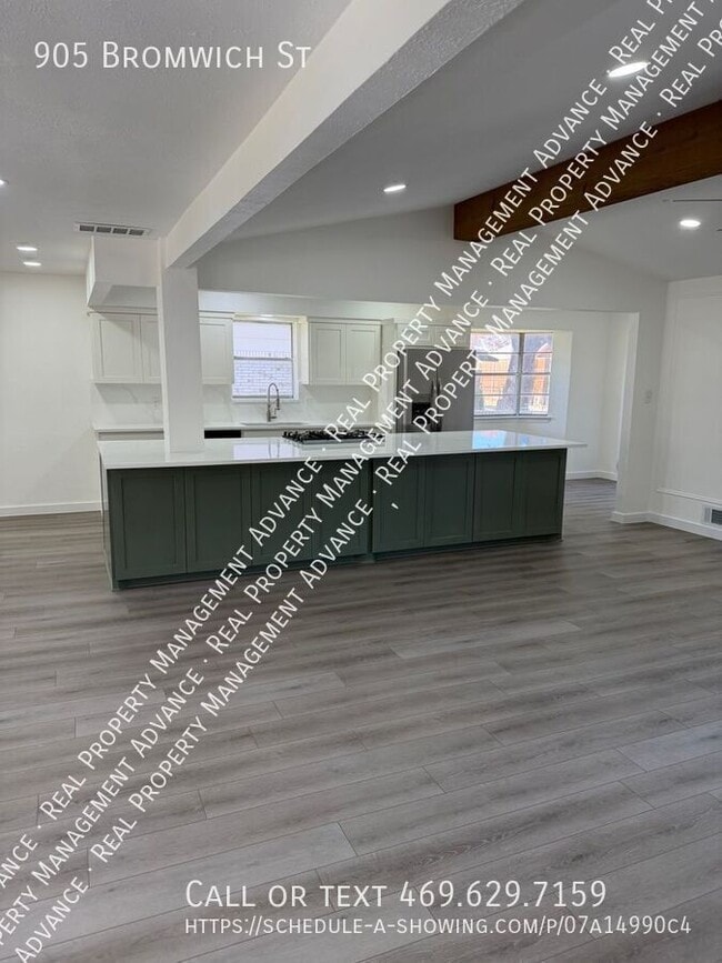 Photo - 905 Bromwich St