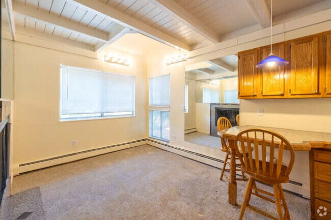 2BR, 1BA - 625SF - Living Room