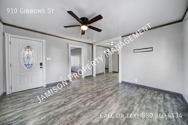 Photo - 910 Gibbons St