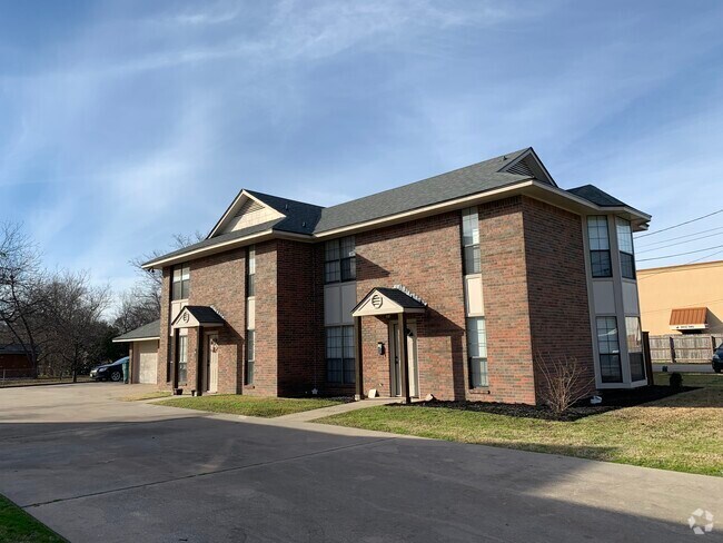 Building Photo - 1604 N Travis St Rental
