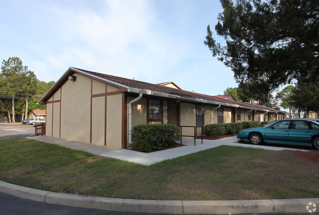 Photo - Colonial Village Apartments