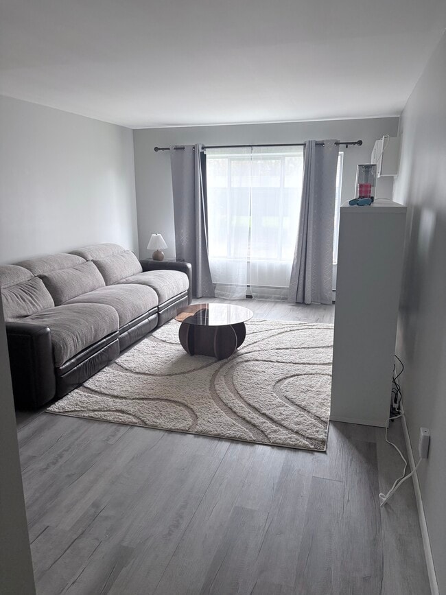 Building Photo - 21426 Beaconsfield St Unit 4c