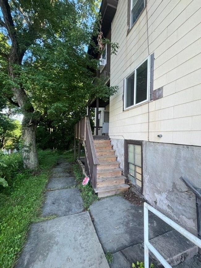 201 North St