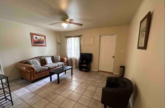 Photo - 2053 NW 36th Ave Unidad B