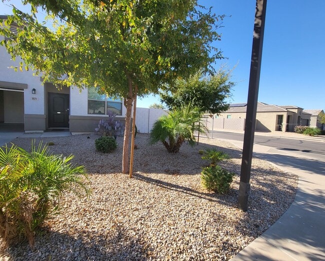 Building Photo - 3 Bedroom 2 Bathroom Magma Ranch Home