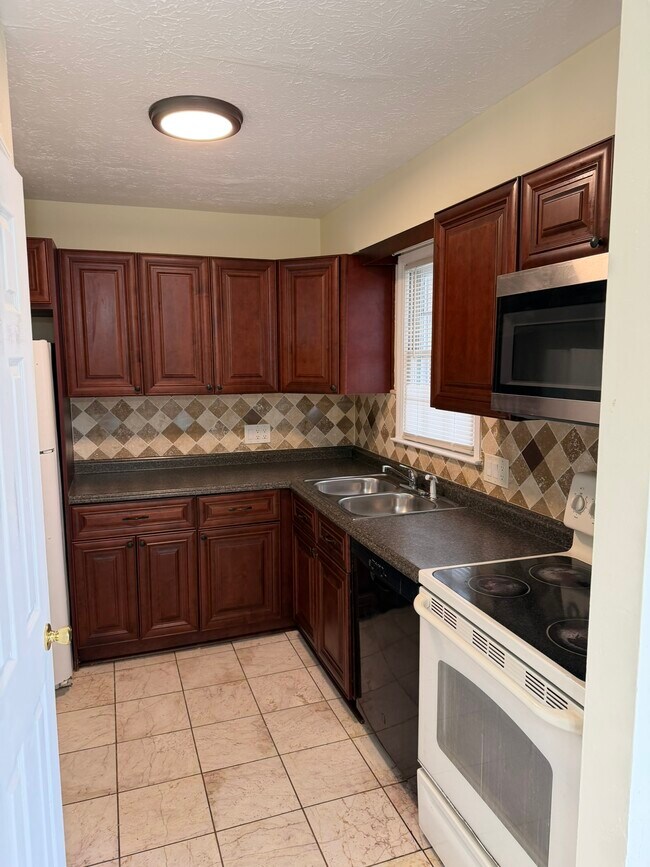 Photo - 557 Whitehall Ln