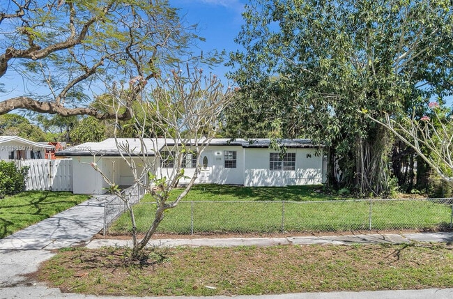 Photo - 1150 SW 46th Ave House