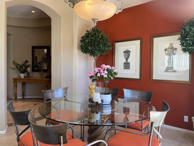 Mesa de comedor con rincón artístico - 18 Vista Mirage Way Unidad Desert Escape