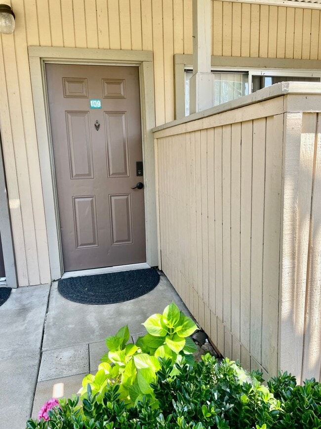 Building Photo - Apartment is furnished Unit 109