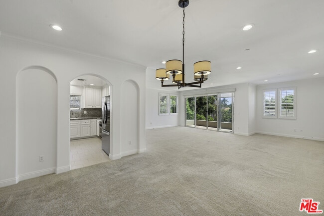 Building Photo - 1820 Benecia Ave Unit 402