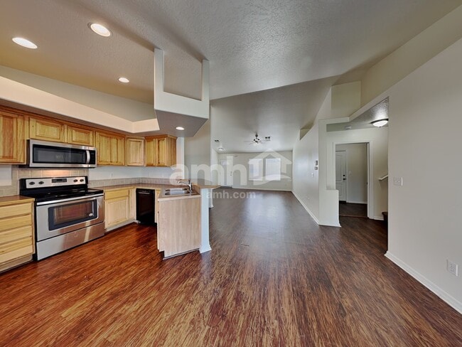 Photo - 410 S Saddlerock Ave