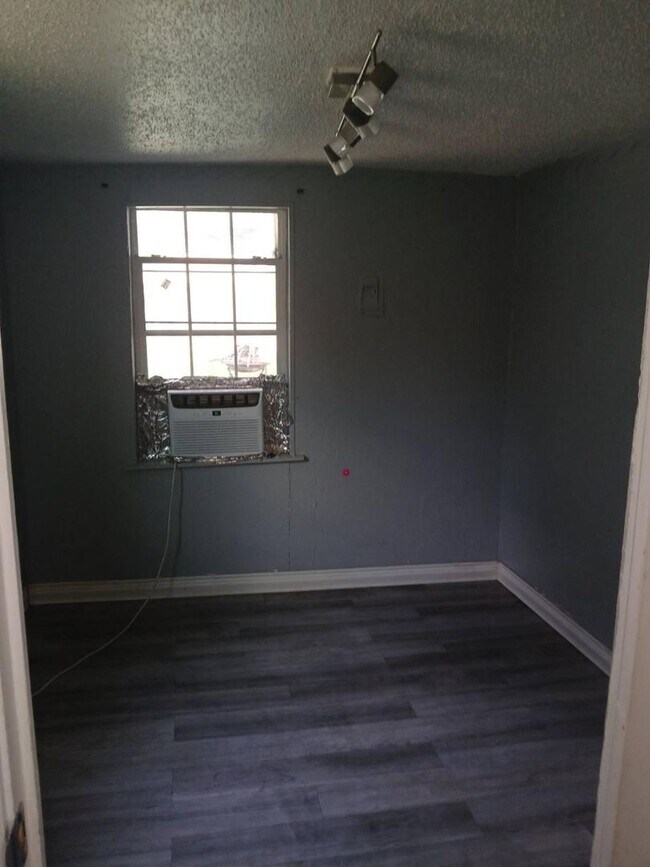 Photo - 1417 NW Taft Ave Unit 1- Middle