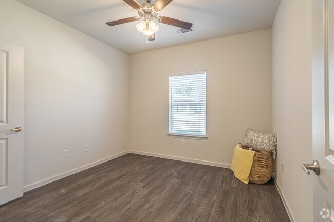 2BR, 2BA - 850SF