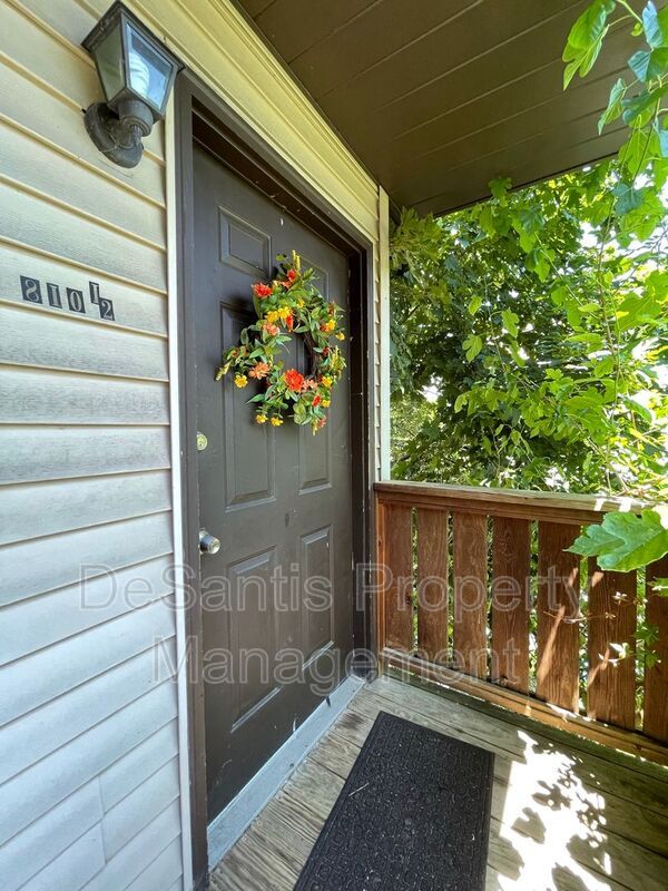 Photo - 810 1/2 Fleming Street