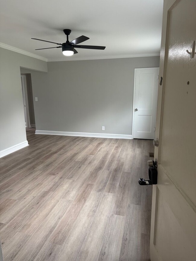 Building Photo - Spacious 2-Bedroom Apartment in Prime Wins...