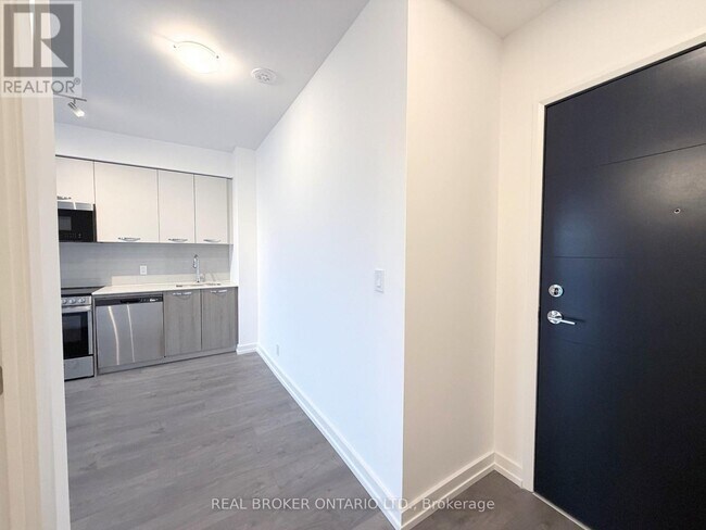 Photo - 75 James St S Unit 824