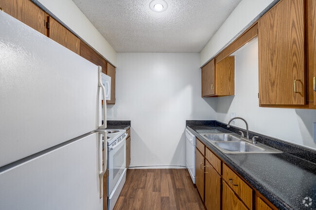 2BR, 1BA - 819SF - Kitchen