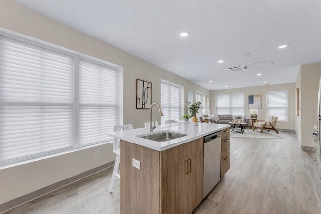 Photo - 375 Cummins Hwy Unidad 201