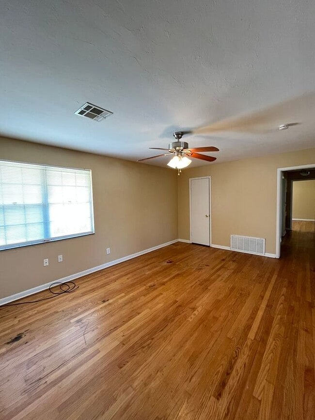 Large 2 Bed 1.5 Bath 1 Covered Carport in the Morris Will Roger Park Addn