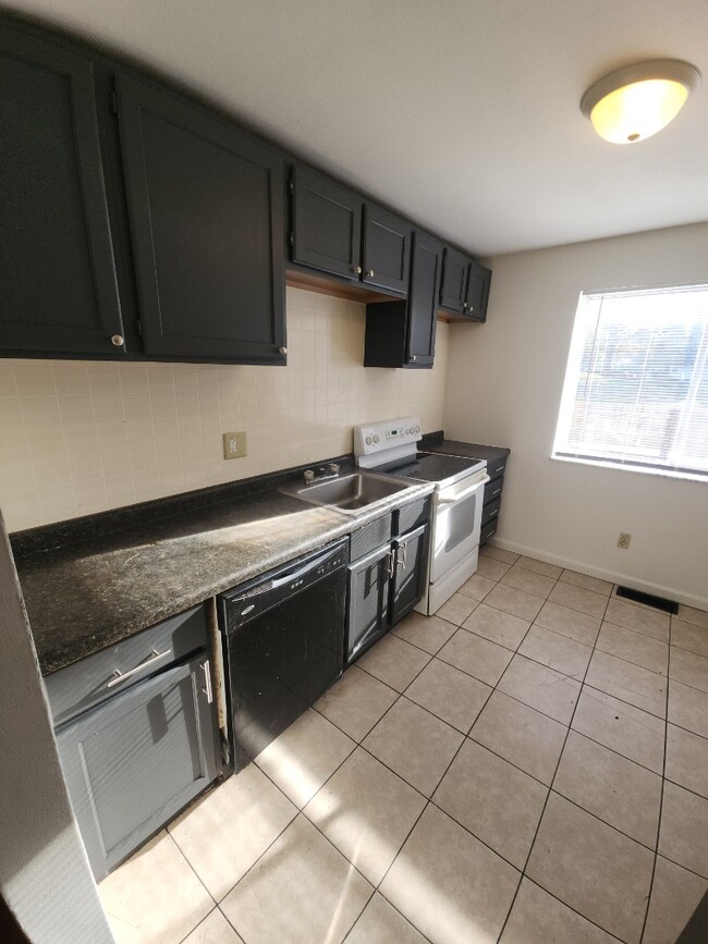 Building Photo - 2 Bedroom 1 Bath Unit 9921A