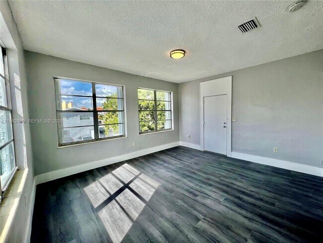 Photo - 301 SW 10th Ave Unidad 1