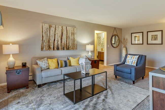 Robin - Living Room - Ramblewood Apartments