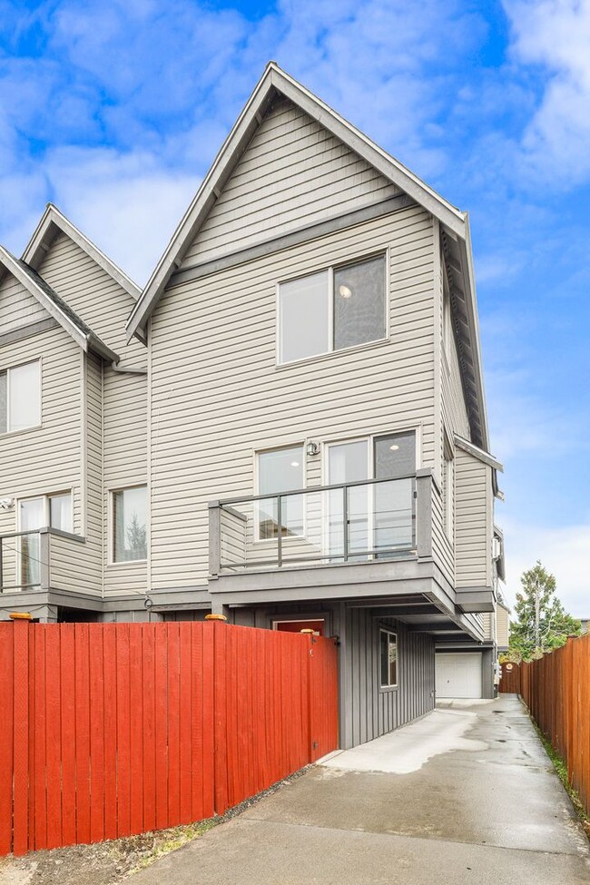 South Seattle 2 Bedroom 1.5 Bath Townhouse... - South Seattle 2 Bedroom 1.5 Bath Townhouse...