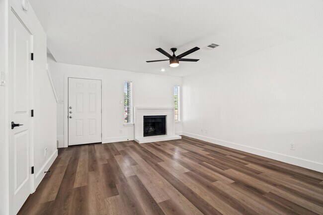 Photo - River Crossing Townhome - 2Bd-2.5BA - Redone to the Nines -  W/D - Resort Pool