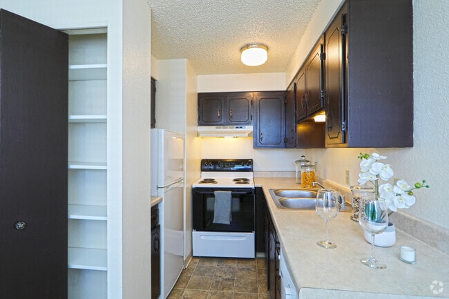 1BR, 1BA - 660SF