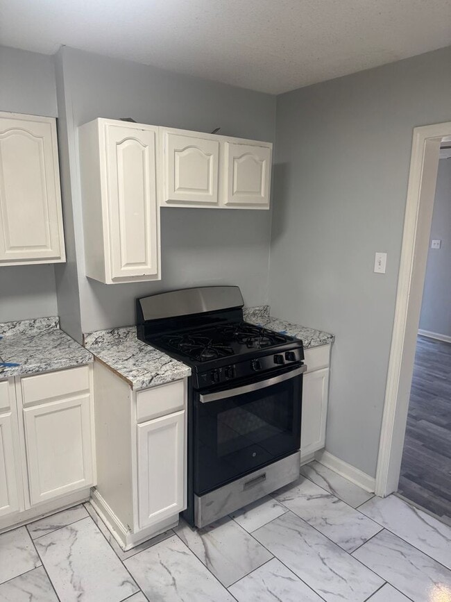 Photo - 2067 Hubert Ave