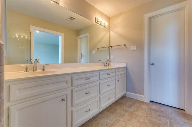 Photo - 612 E 38th St