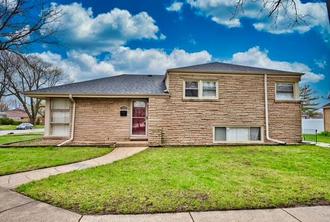 Photo - 5200 Madison St