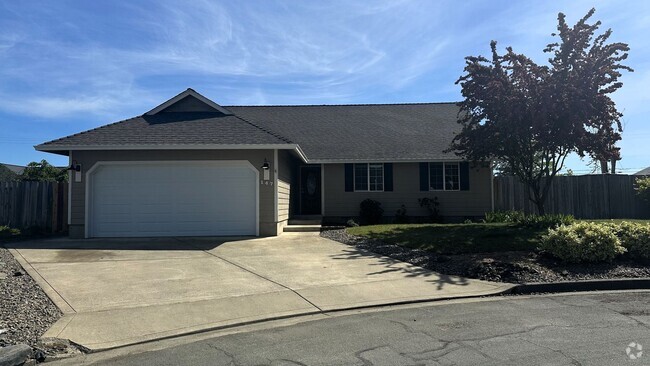 Building Photo - Fantastic 3 Bedroom 2 Bath House in Green!