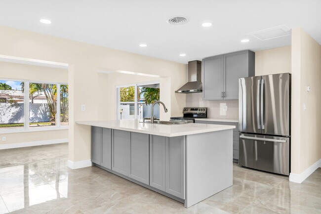 Photo - 461 NE 44th St