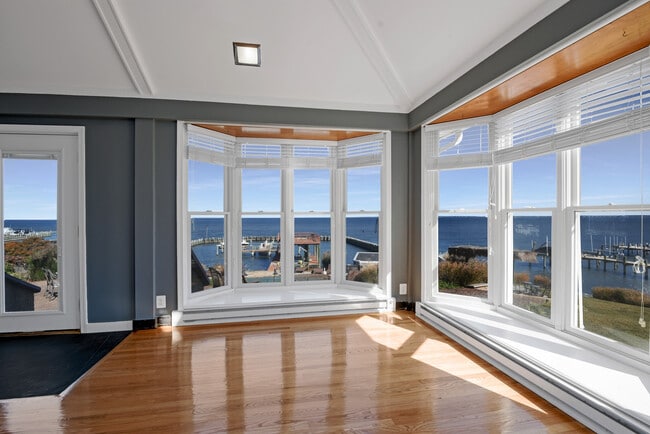 blinds on all windows; large Anderson low E double pane air tight and efficient - 1301 Rogers Rd Unidad 1