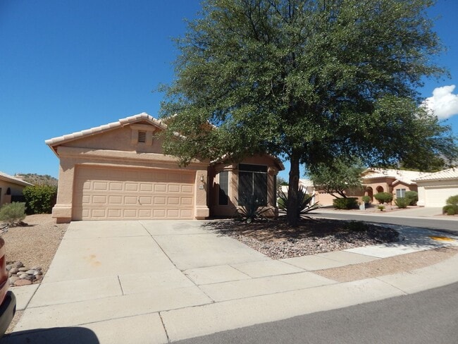 Building Photo - 3 Bedrooms 2 Bathrooms close to Sabino Canyon