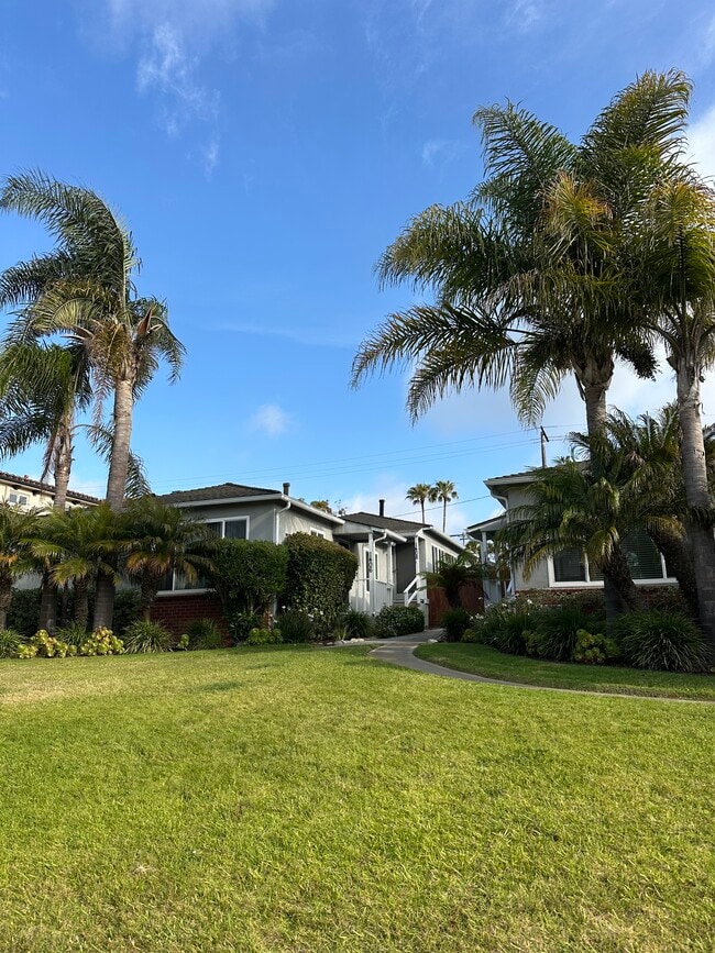 Rear unit on left side. - 1408 18th St Apartamentos Unidad 1408