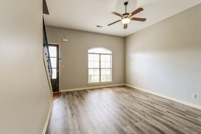 Photo - 305 Garden Springs Dr