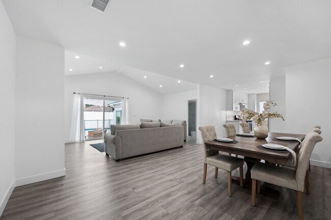 Photo - 18015 Collins St