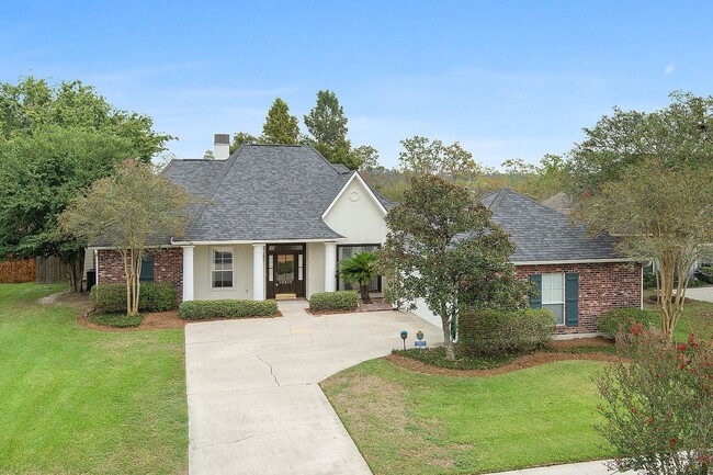 Building Photo - On the Lake! Large 3 Bedroom with huge fenced back yard
