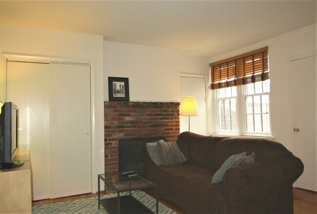 Building Photo - 935 Lombard St Unit 203