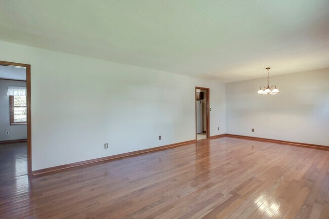 Photo - 702 W 6th Ave