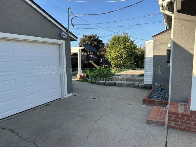 Photo - 5700 61st St