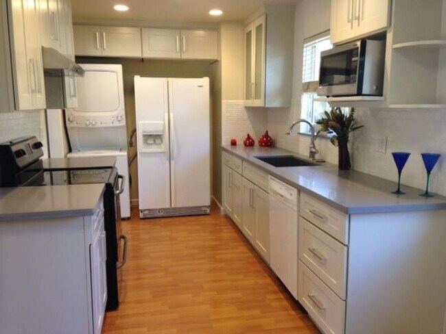 Building Photo - 1676 Blue Jay Dr Unit 1674 Blue Jay Dr Rental