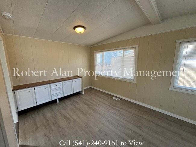 Photo - 4008 NE Riverside Ave