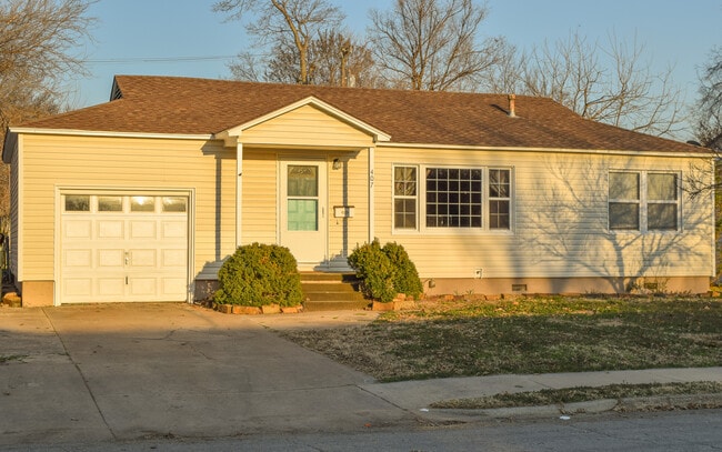 Cozy home - 407 N Cedar St