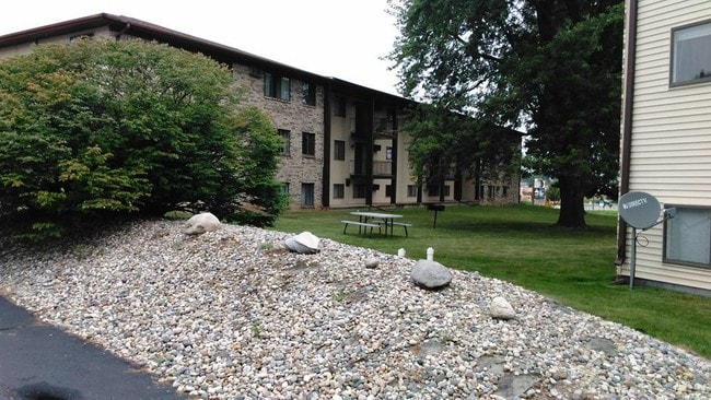 Picnic table & grill - Andrea Hills Apartments