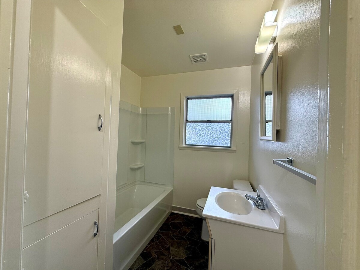 Photo - 219 Moore St