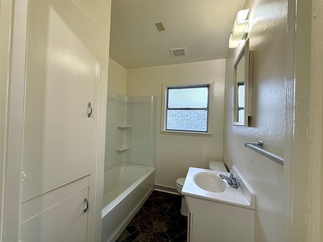 Photo - 219 Moore St